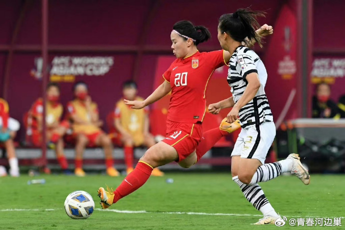 动人足球盛宴:女队队员奋力拼搏! 动人足球盛宴:女队队员奋力拼搏!