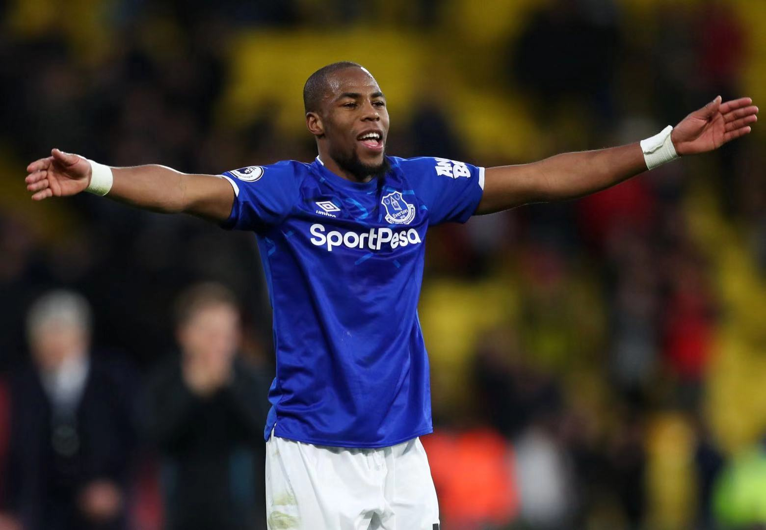 足总杯豪取胜仗,露出胜利微笑 足总杯豪取胜仗,露出胜利微笑