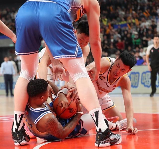 球赛战况激烈搏杀,场面扣人心弦 球赛战况激烈搏杀,场面扣人心弦