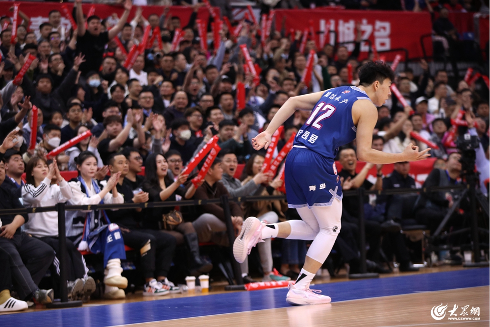 青岛队遭遇深圳男篮,战局激烈激动 青岛队遭遇深圳男篮,战局激烈激动