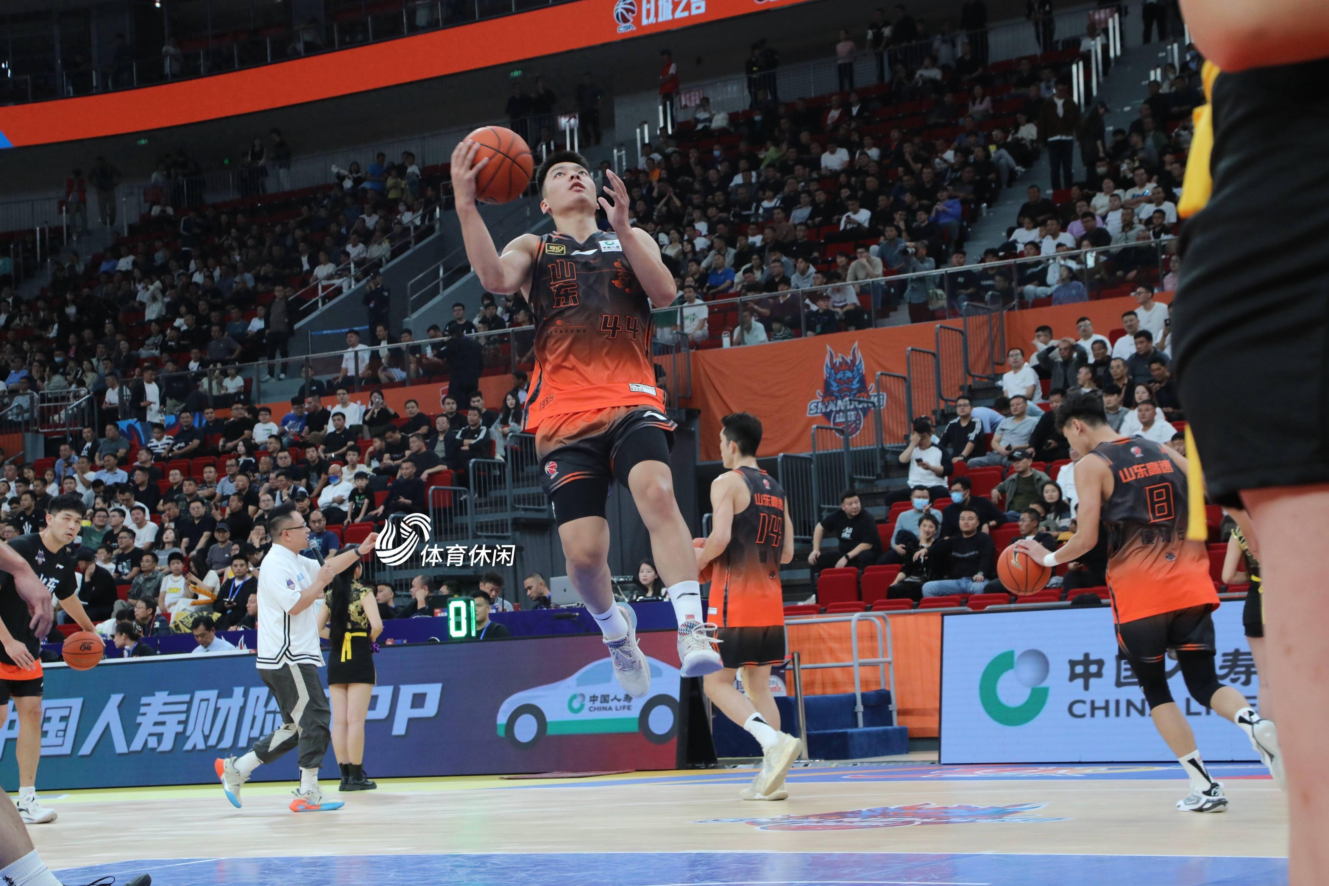 青岛队遭遇深圳男篮,战局激烈激动 青岛队遭遇深圳男篮,战局激烈激动