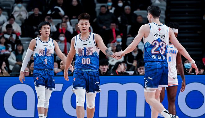 新疆男篮遭遇惨败,多人受伤 新疆男篮遭遇惨败,多人受伤