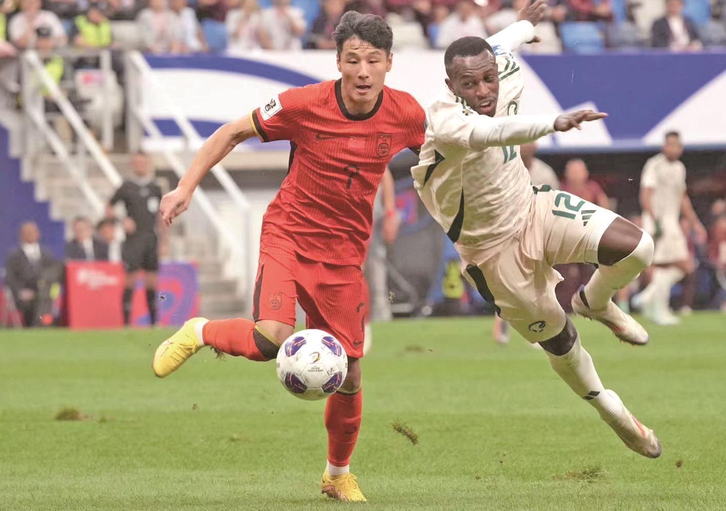 联赛比赛上演火爆场面,球员积极拼抢 联赛比赛上演火爆场面,球员积极拼抢