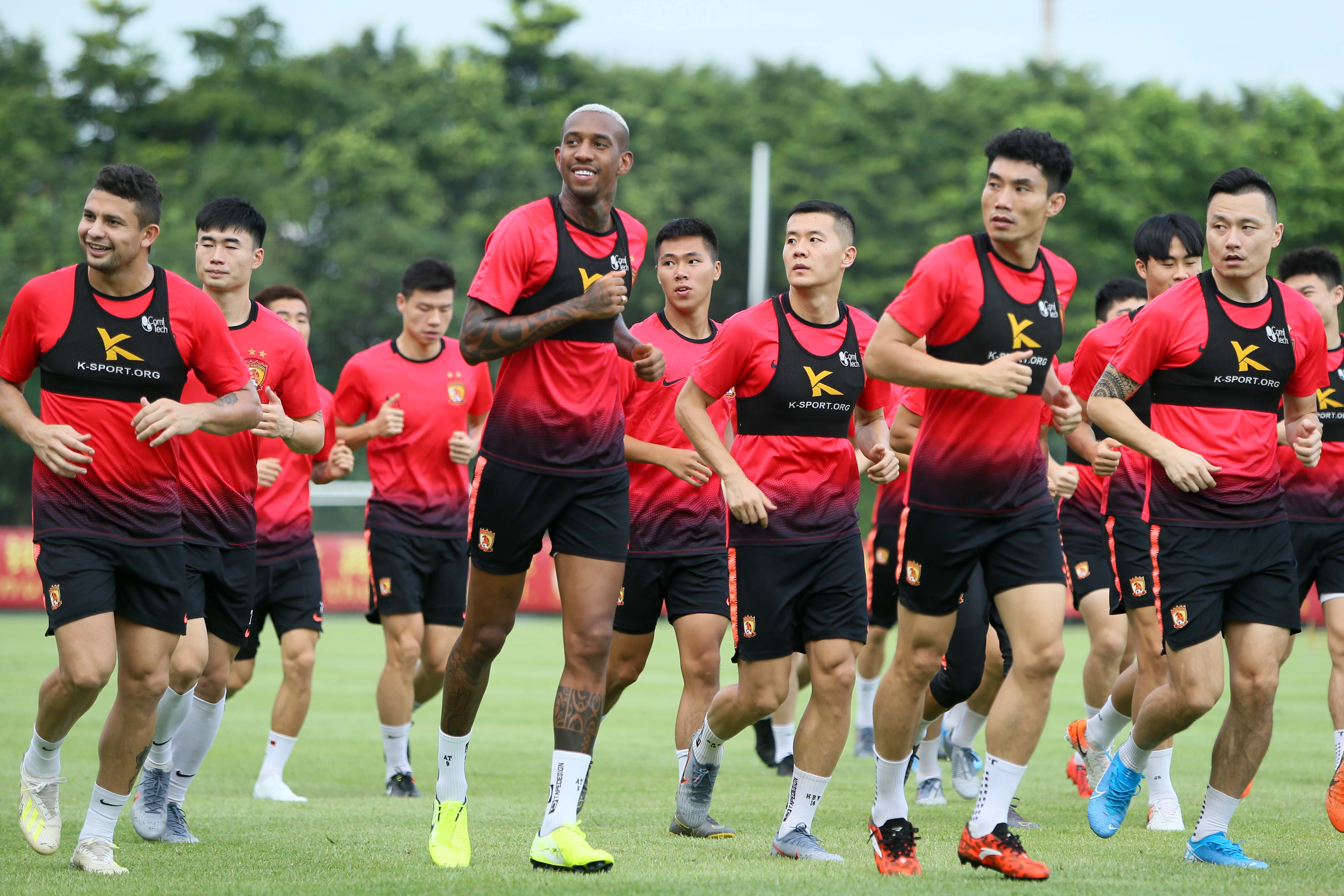 球队团结一心,自信备战新赛季 球队团结一心,自信备战新赛季