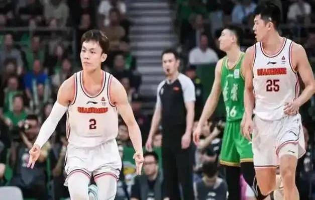 山东队球员在比赛中积极拼抢,努力争取胜利 山东队球员在比赛中积极拼抢,努力争取胜利