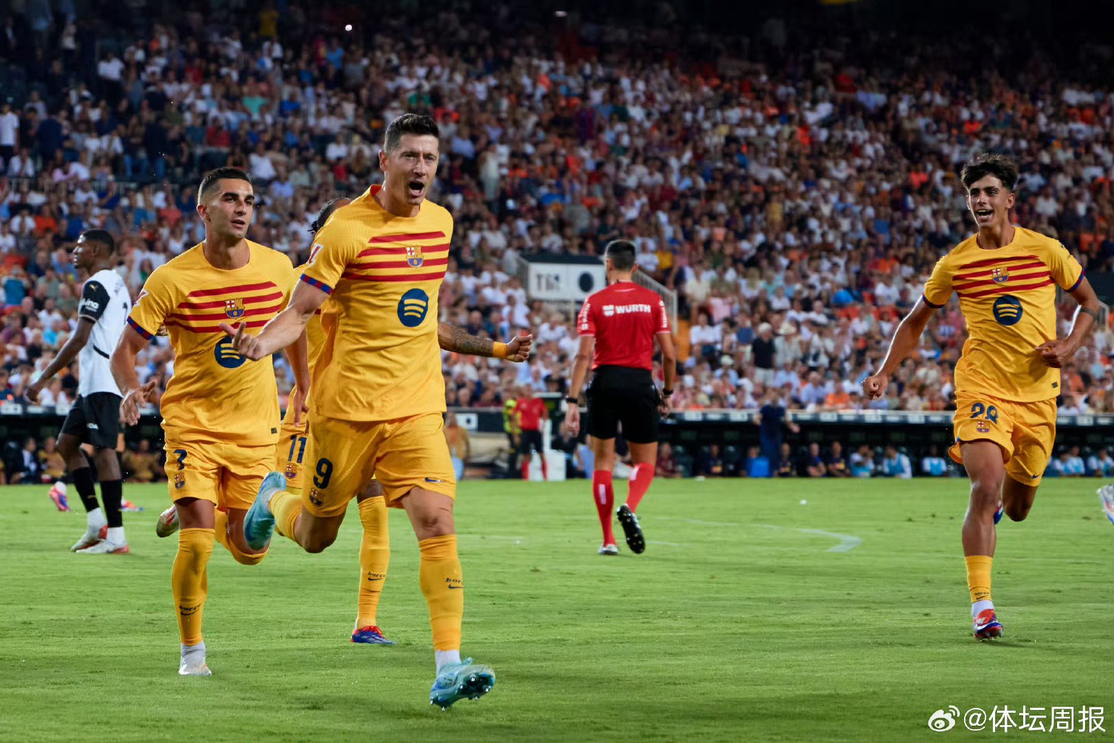 足球比赛现场球员们斗志昂扬,比分胶着 足球比赛现场球员们斗志昂扬,比分胶着