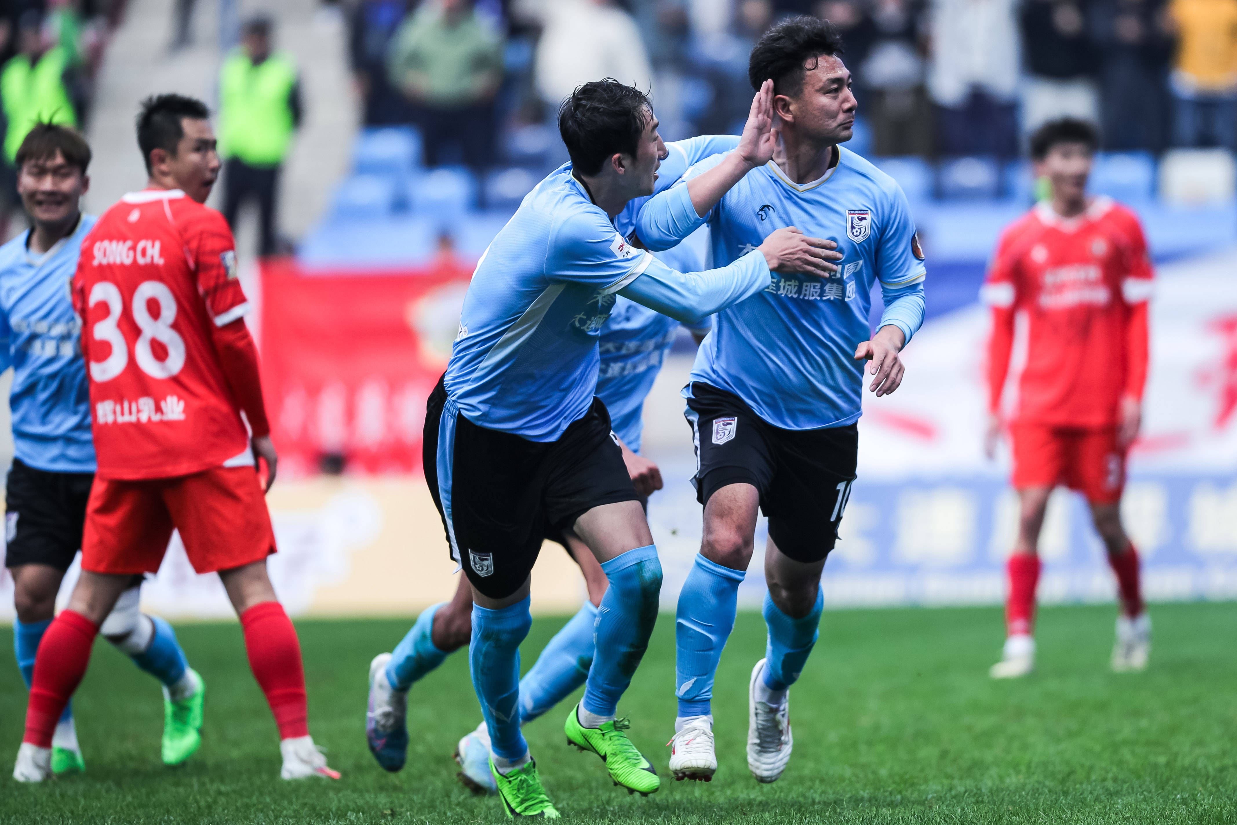 激动人心的足球比赛即将在近期上演,球场为斗士 激动人心的足球比赛即将在近期上演,球场为斗士