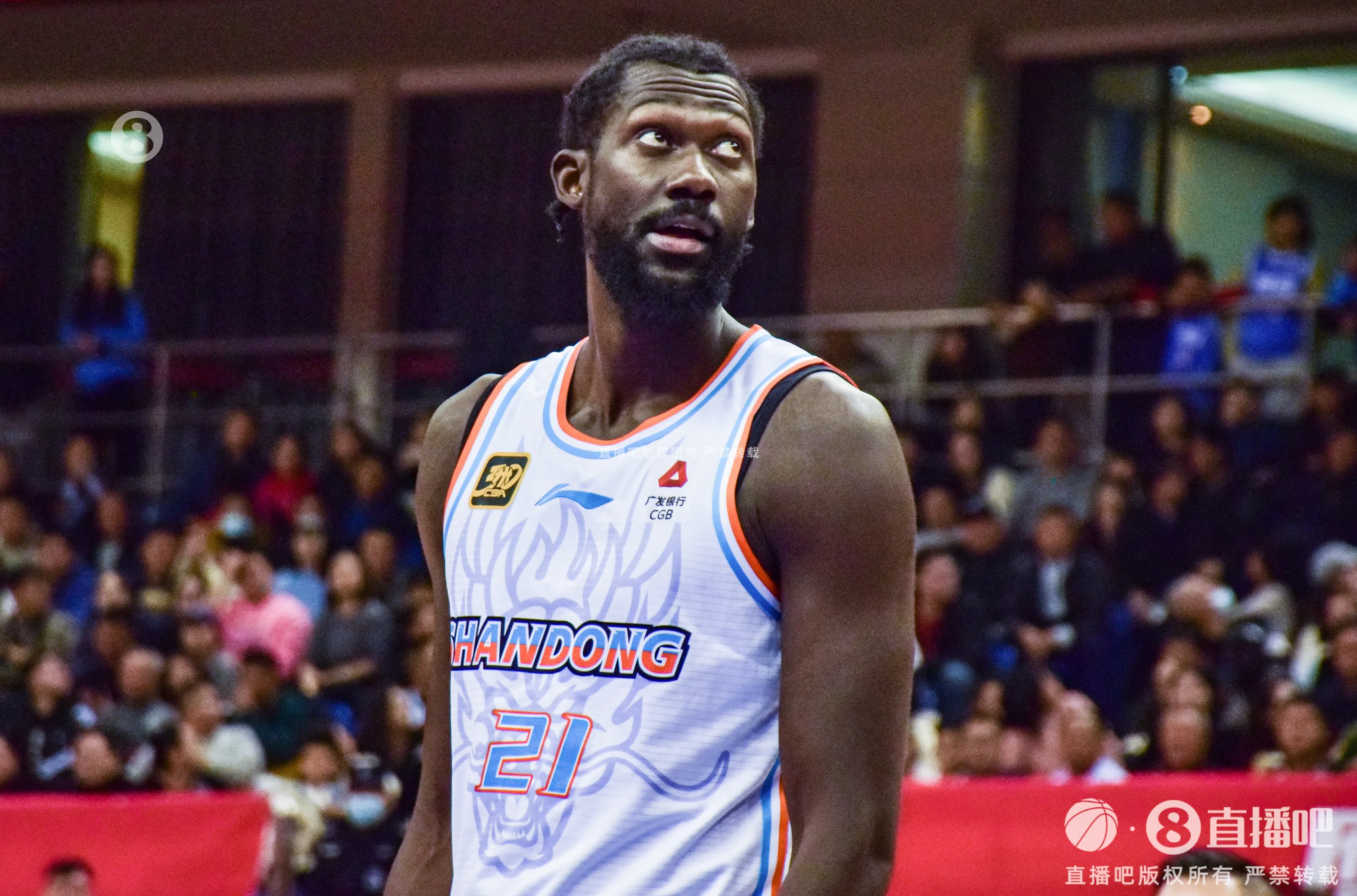 外援球员发挥突出,为球队保持领先地位 外援球员发挥突出,为球队保持领先地位