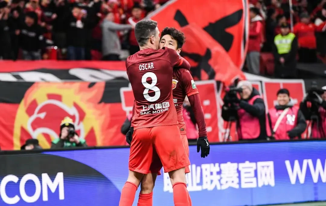 外援球员发挥突出,为球队保持领先地位 外援球员发挥突出,为球队保持领先地位