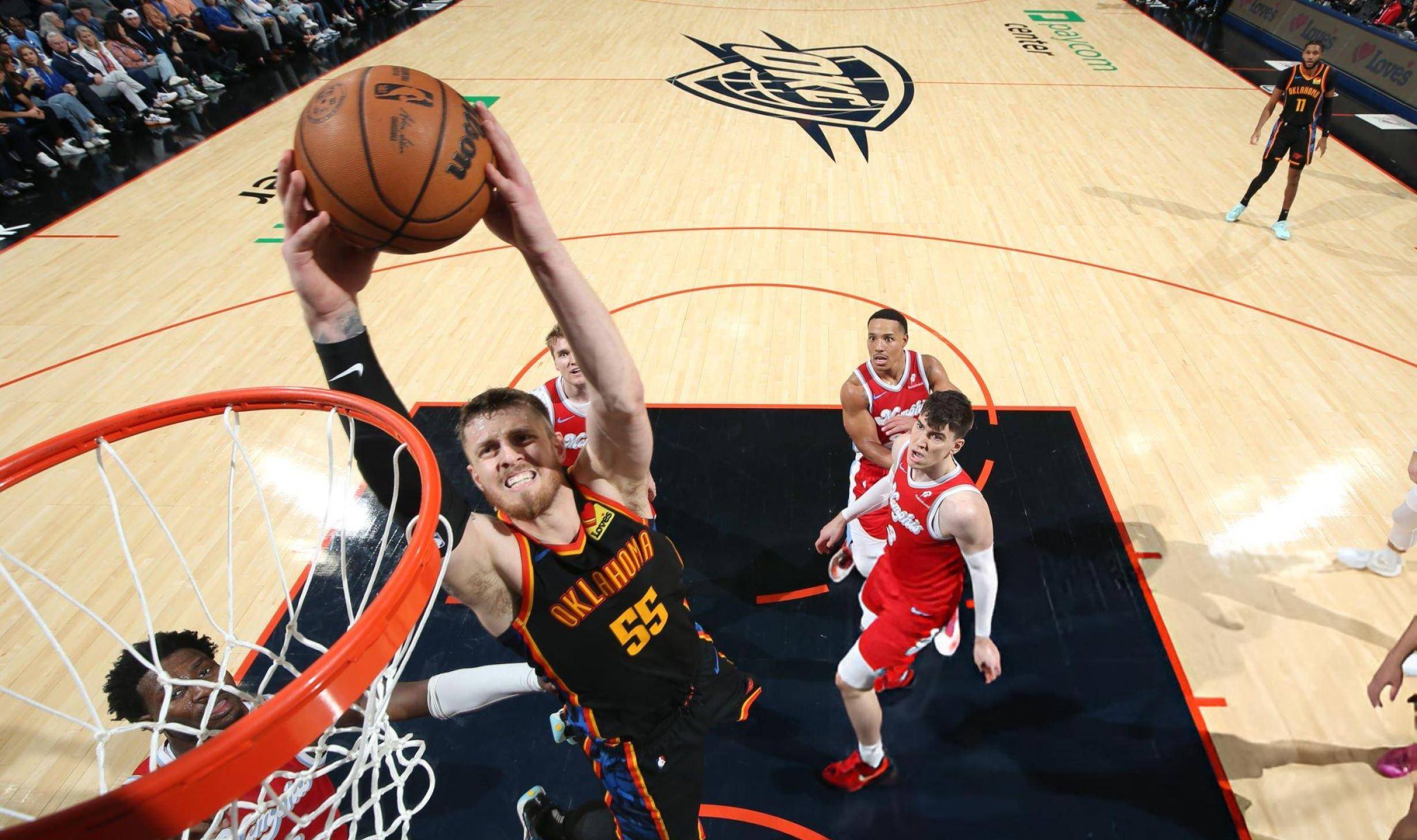 雷霆球员全力以赴,力争在下场比赛中展现自己的实力 雷霆球员全力以赴,力争在下场比赛中展现自己的实力