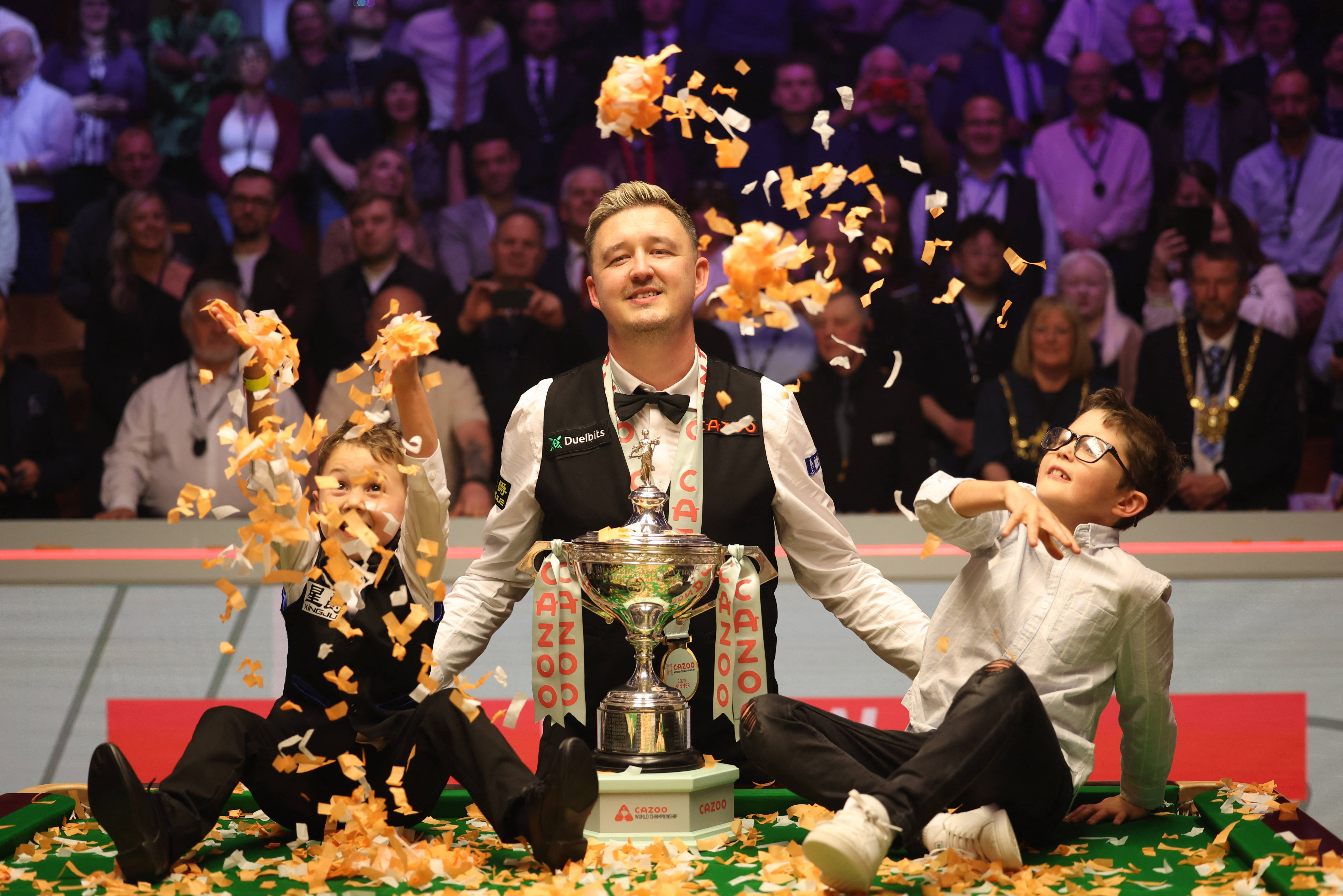 英国游泳选手再夺冠军，庆祝胜利