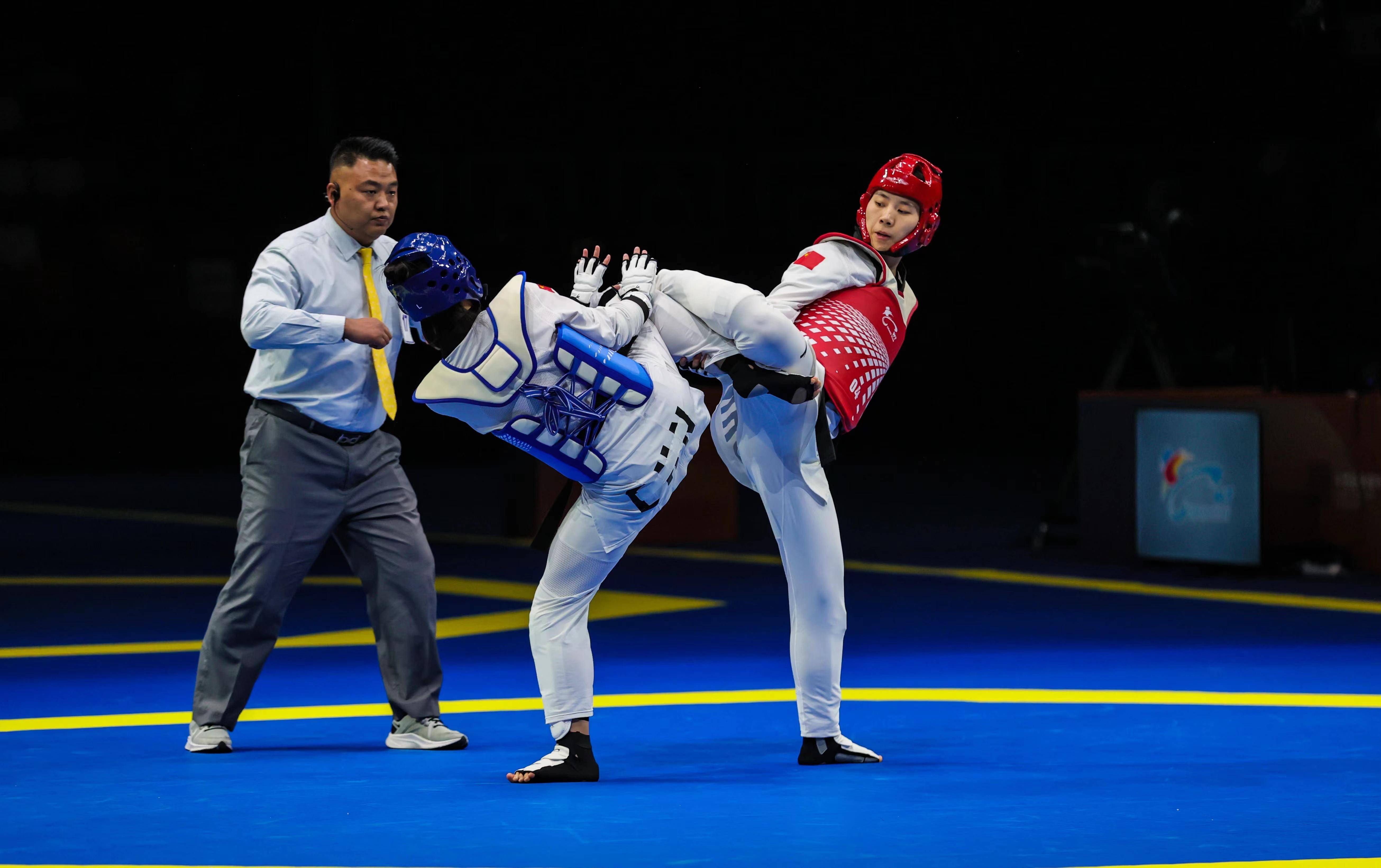 精彩瞬间:韩国和沙特跆拳道选手争夺冠军 精彩瞬间:韩国和沙特跆拳道选手争夺冠军