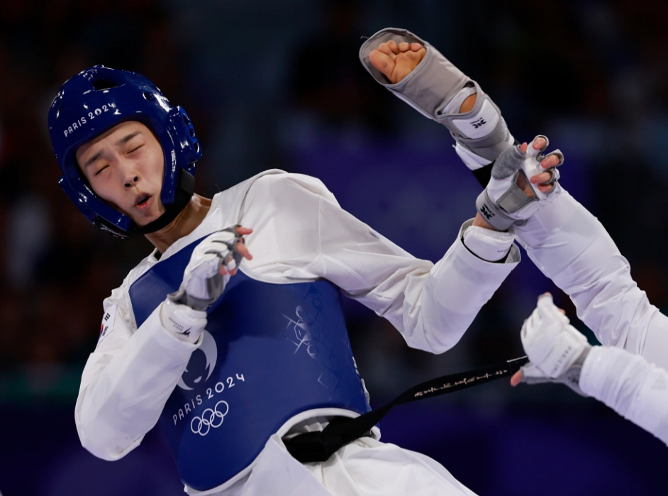 精彩瞬间:韩国和沙特跆拳道选手争夺冠军 精彩瞬间:韩国和沙特跆拳道选手争夺冠军