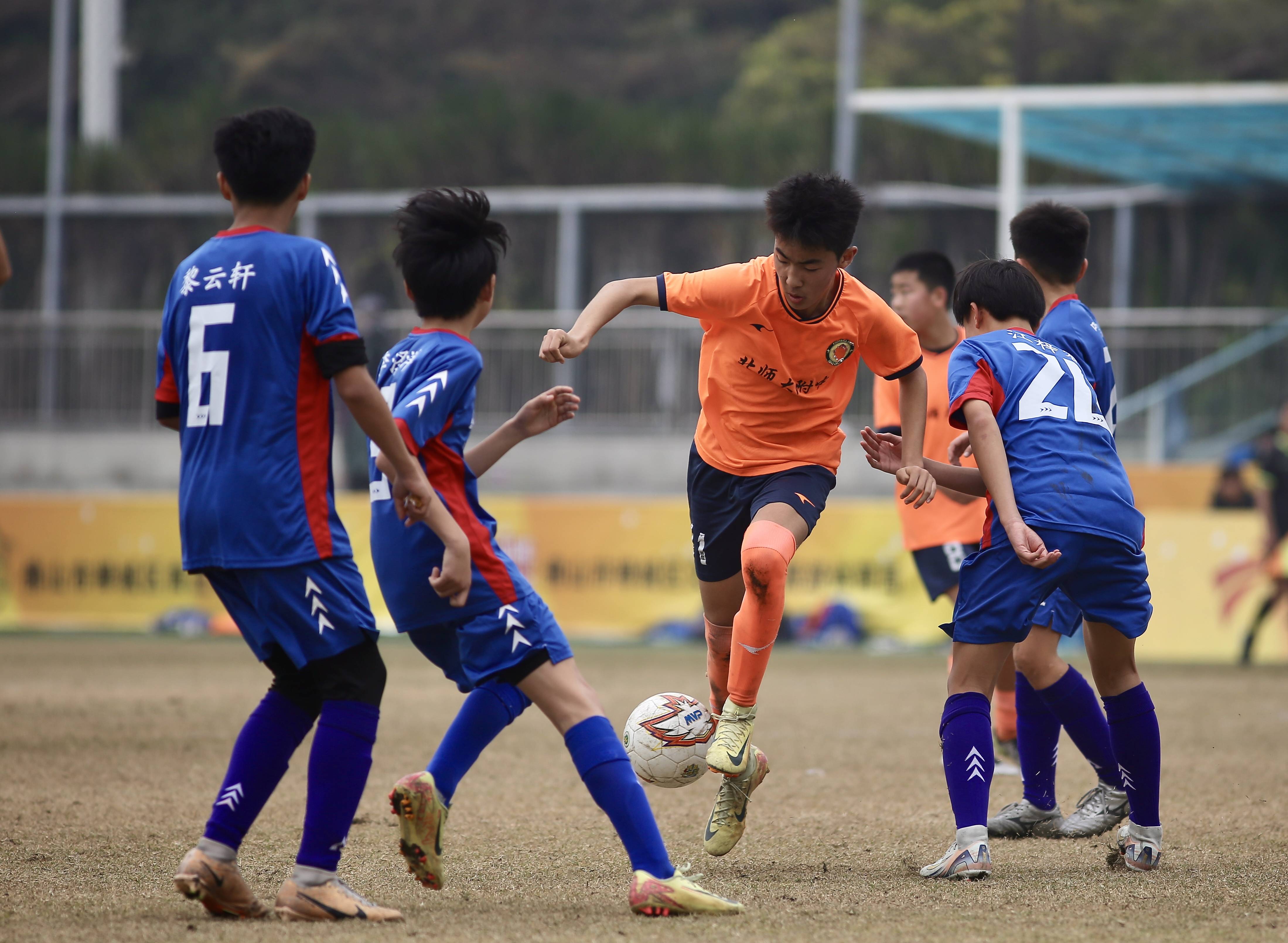 紧张局面下的足球壮举,谁将夺得荣耀? 紧张局面下的足球壮举,谁将夺得荣耀?