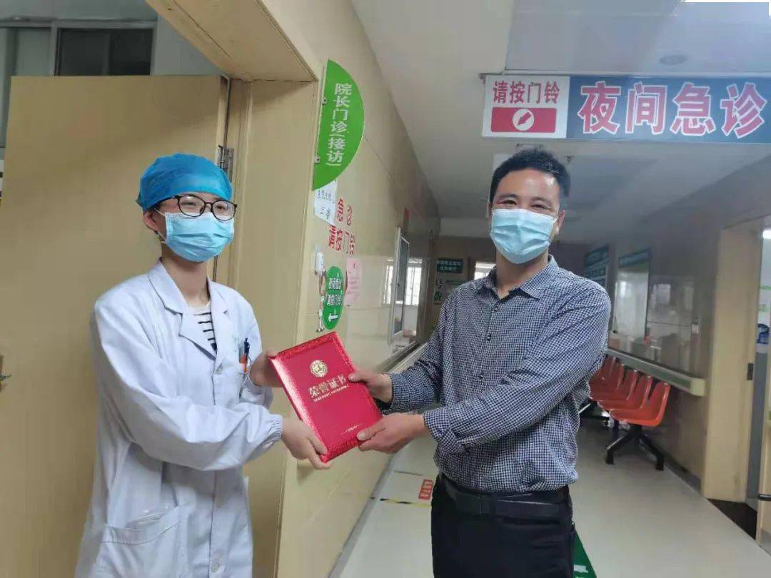 威廉希尔app-裁判公正执法备受点赞，判罚明快严格不让情绪左右