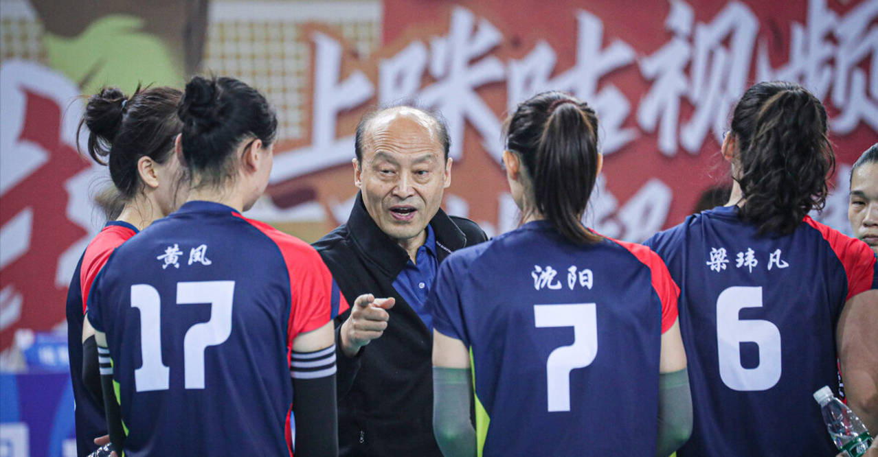 球队集训重整旗鼓，主帅重点指导球员阵容布局，备战如故