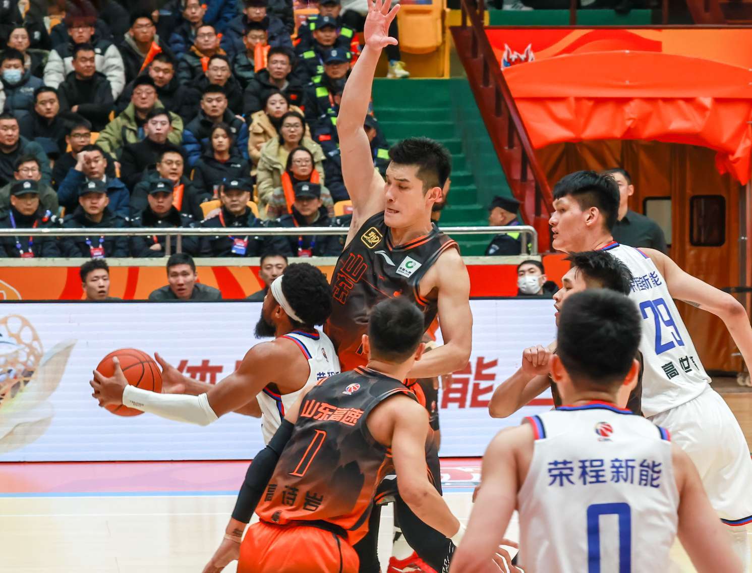 天津男篮士气不振，遭遇连败困境