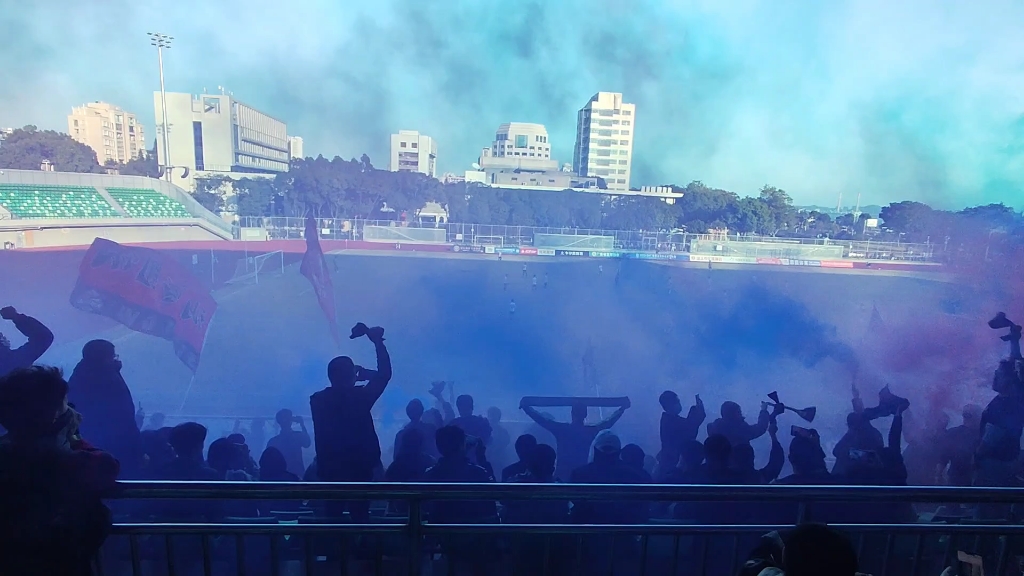 风起云涌，球迷热情在球场上迸发