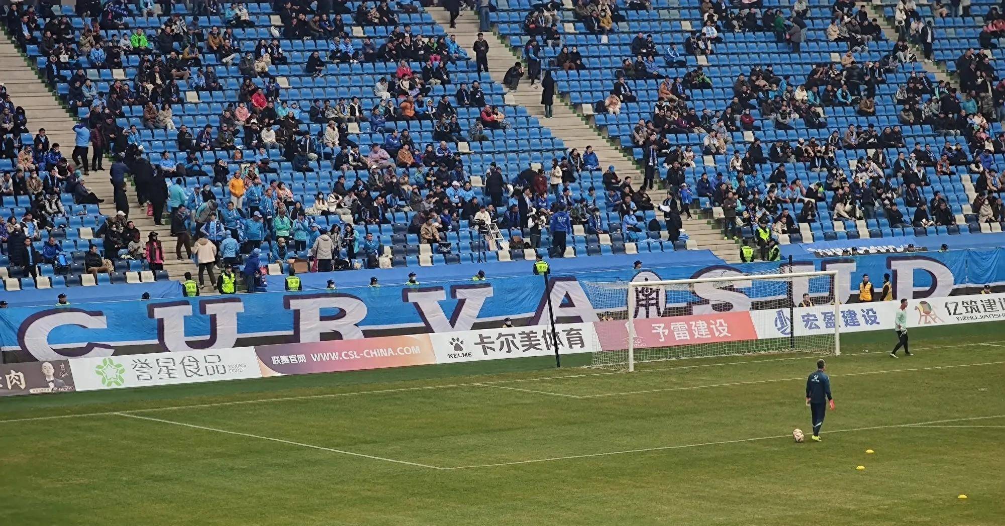 激情四射的足球战场:女队队员信心十足! 激情四射的足球战场:女队队员信心十足!