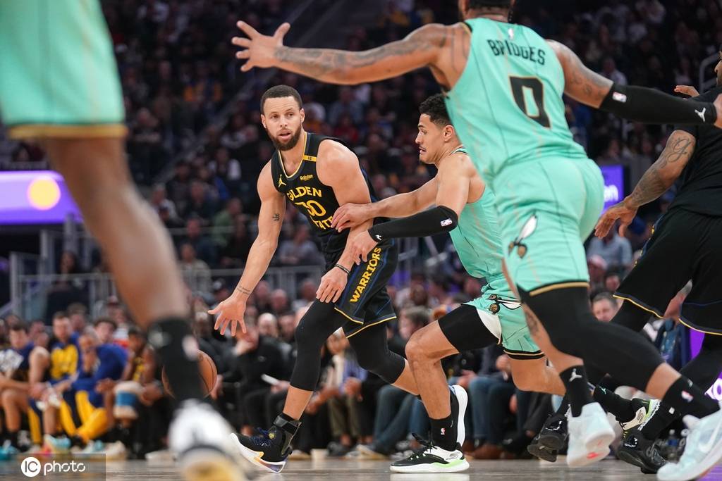 勇士队员个个爆发,集体助攻实现大胜 勇士队员个个爆发,集体助攻实现大胜