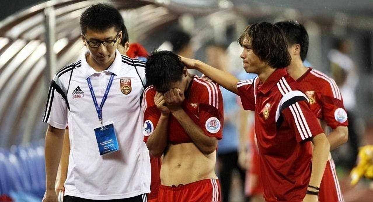 贵州男篮在比赛中失利,球员们感到失落 贵州男篮在比赛中失利,球员们感到失落