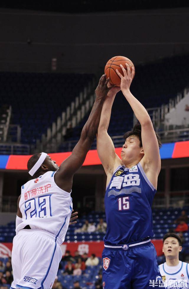 青岛主场大胜，夺得关键胜利