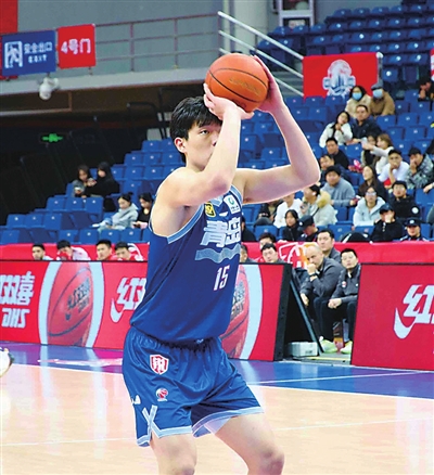 青岛主场大胜，夺得关键胜利