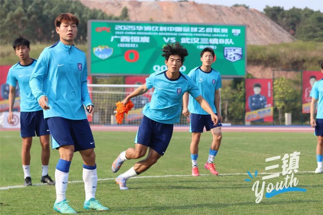 足球巨星合练新战术,球队迎接挑战 足球巨星合练新战术,球队迎接挑战