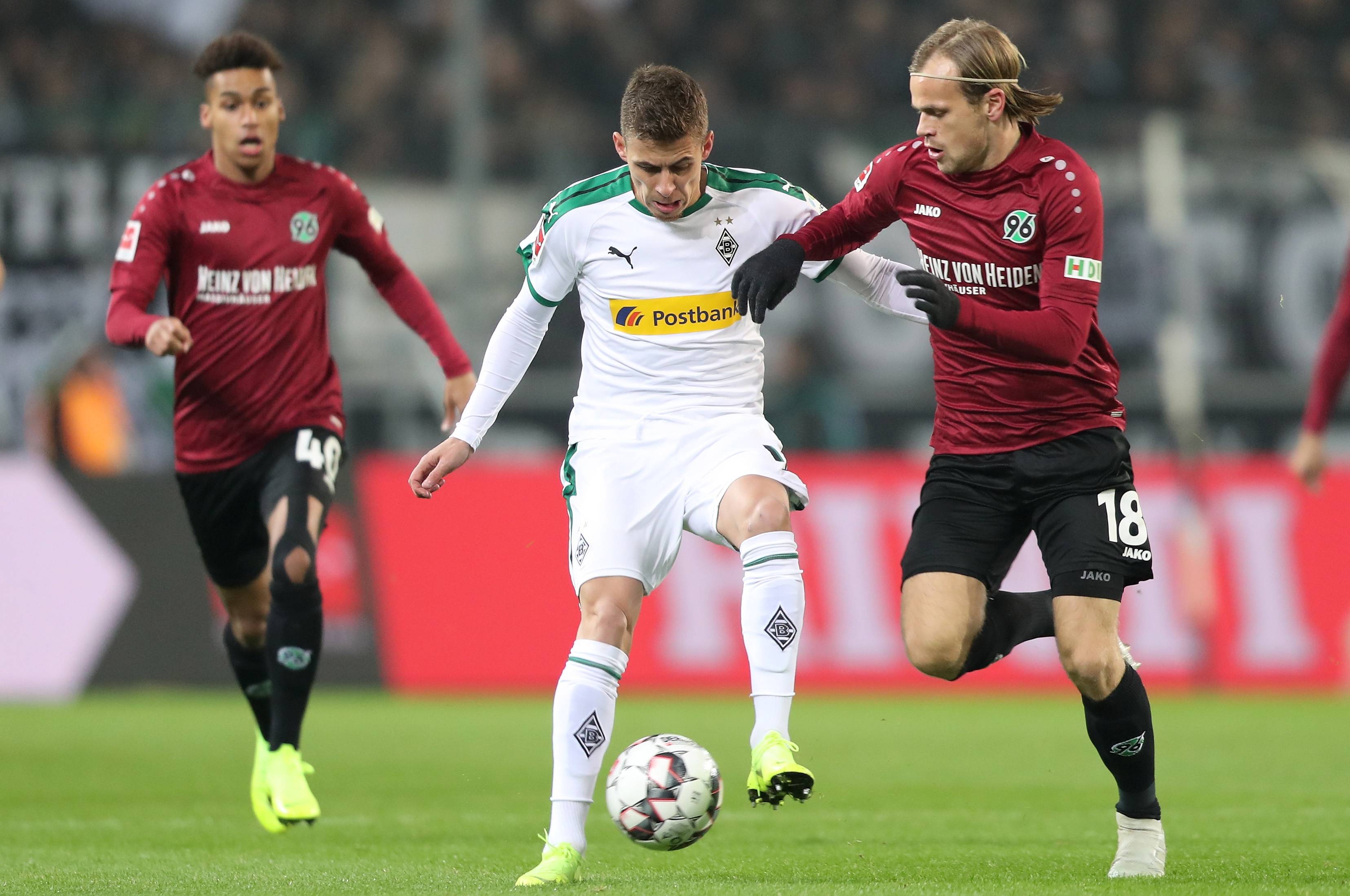 沙尔克04两连胜，雄踞积分榜榜首