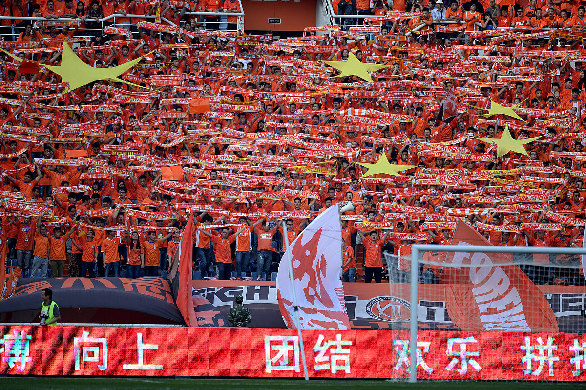 英国威廉希尔-场上合作默契，球队团结一心向胜利前进