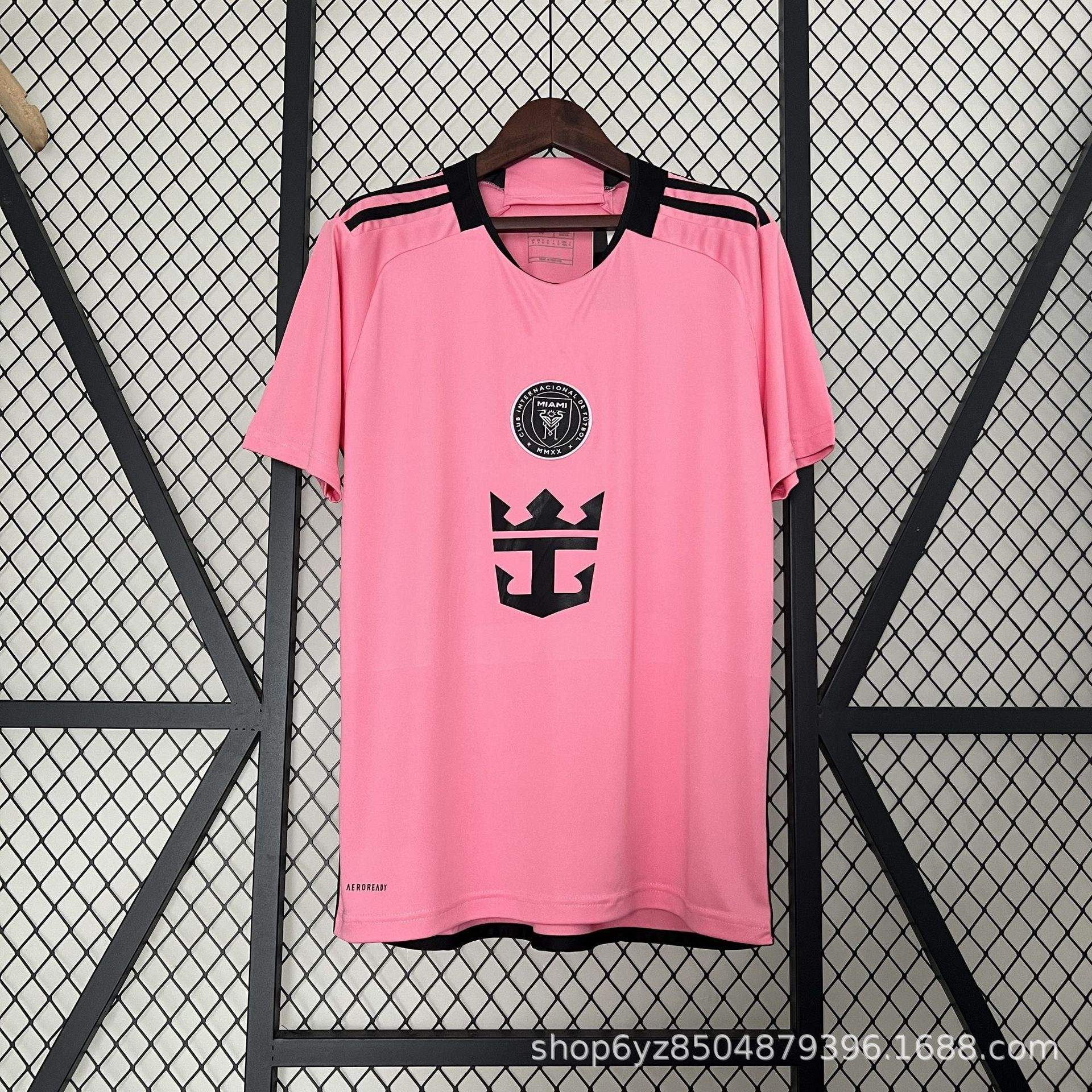 欧洲联赛球队发布最新赛季球衣设计