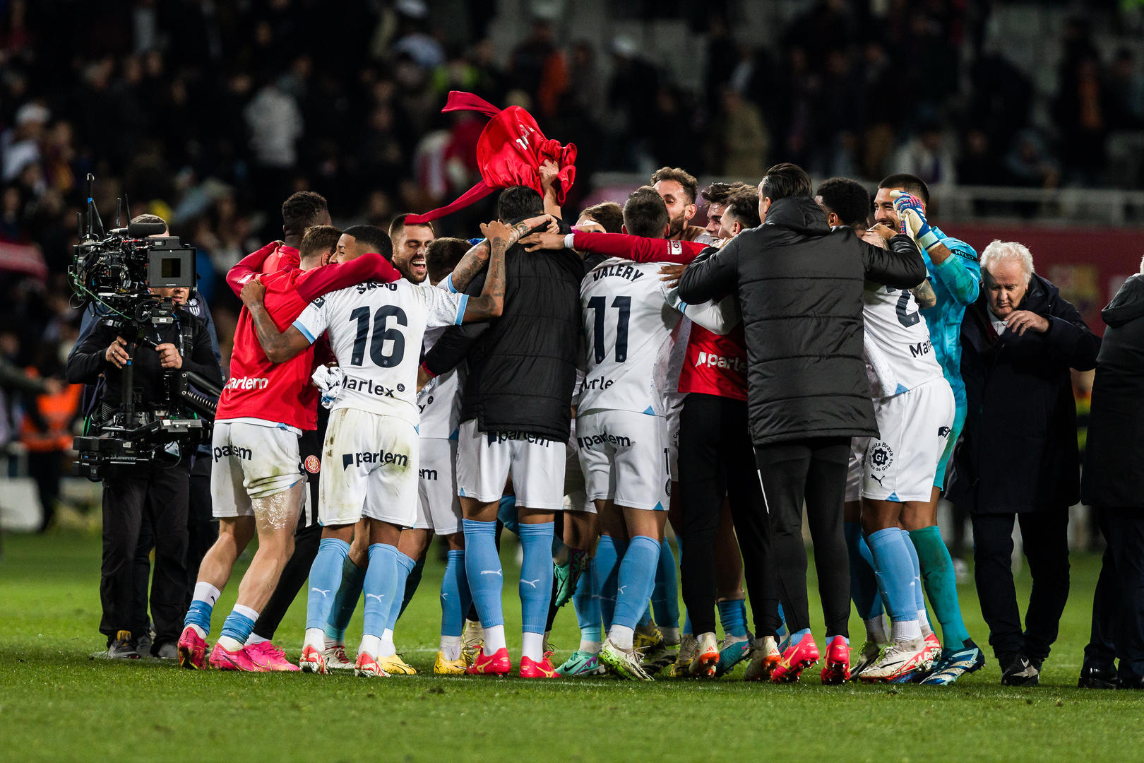 足球比赛现场激情四射,球员斗志昂扬 足球比赛现场激情四射,球员斗志昂扬