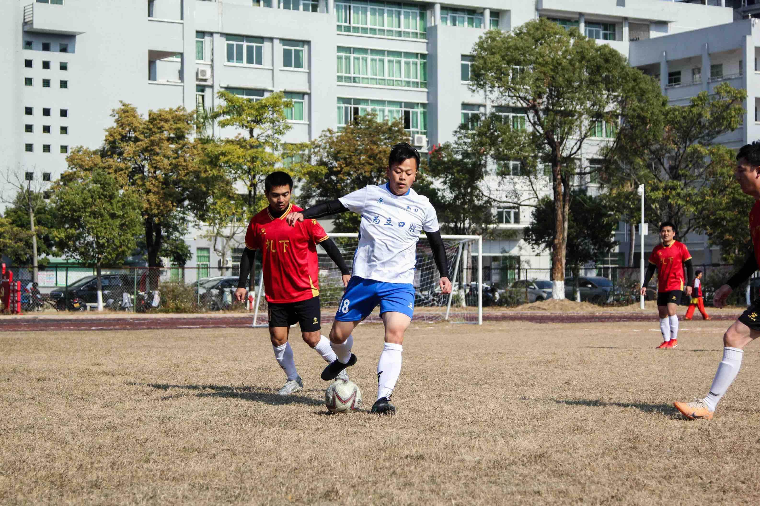 足球比赛现场激情四射,球员斗志昂扬 足球比赛现场激情四射,球员斗志昂扬