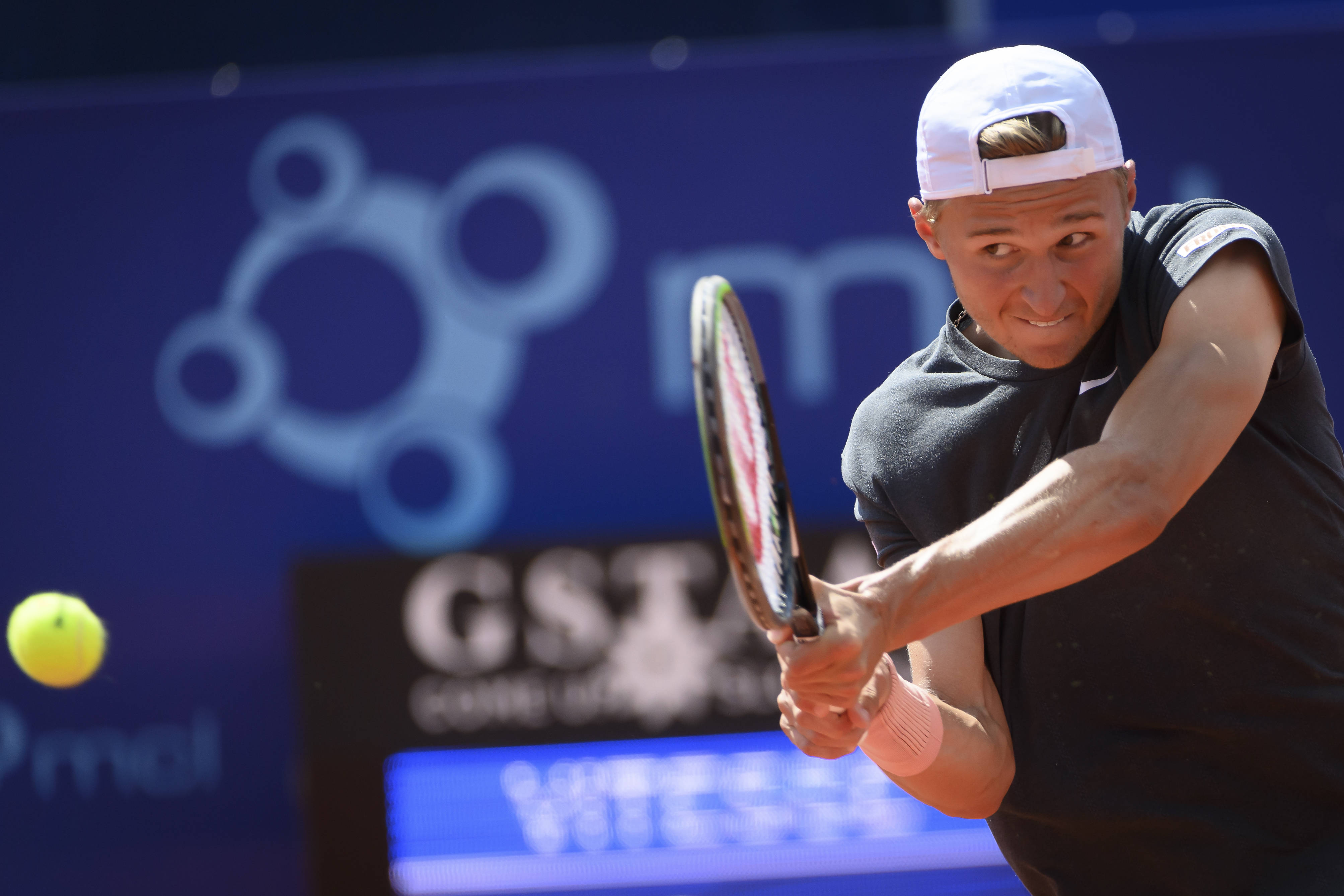 瑞士队沉着应战，毫不畏惧轻松晋级