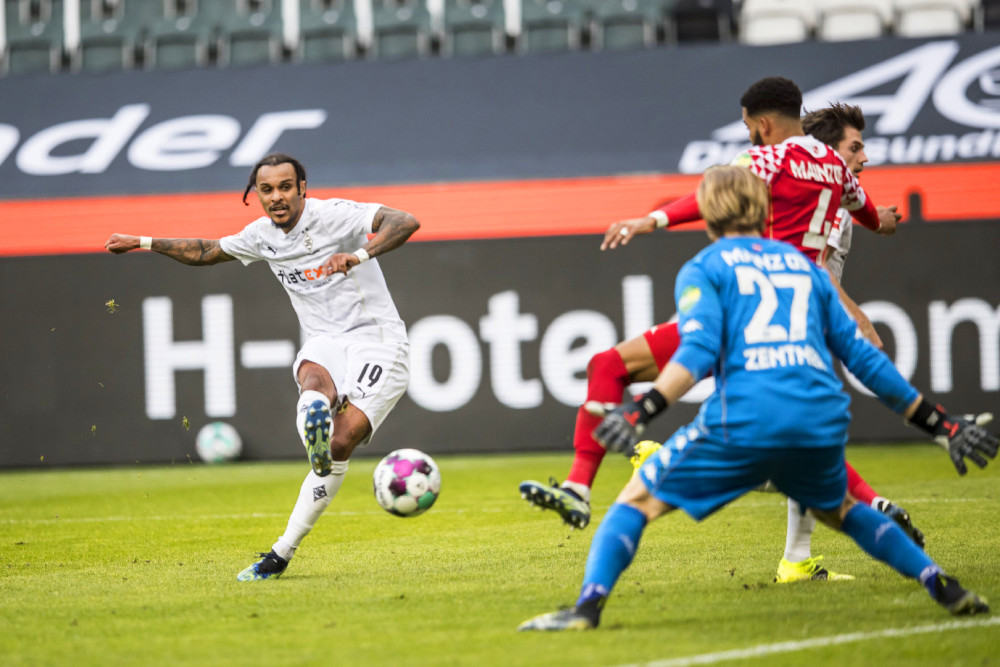 球队状态神勇,稳占榜首位置 球队状态神勇,稳占榜首位置