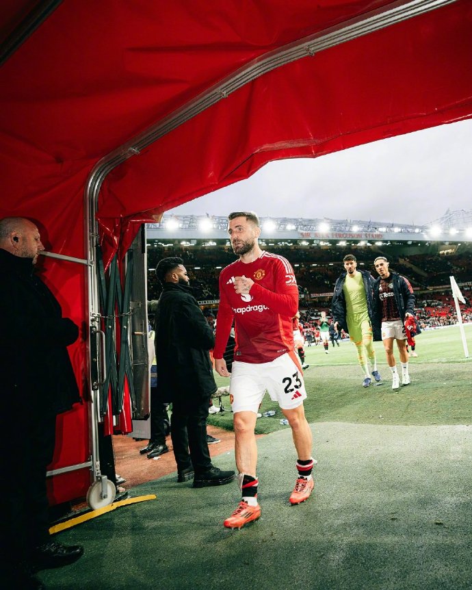 曼联老将发威,带领球队昂首挺进 曼联老将发威,带领球队昂首挺进