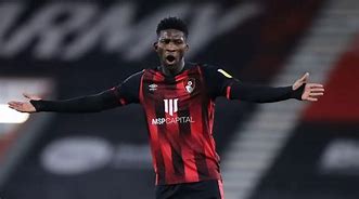 比利亚雷亚尔中卫连续表现出色,成为球队一哥 比利亚雷亚尔中卫连续表现出色,成为球队一哥