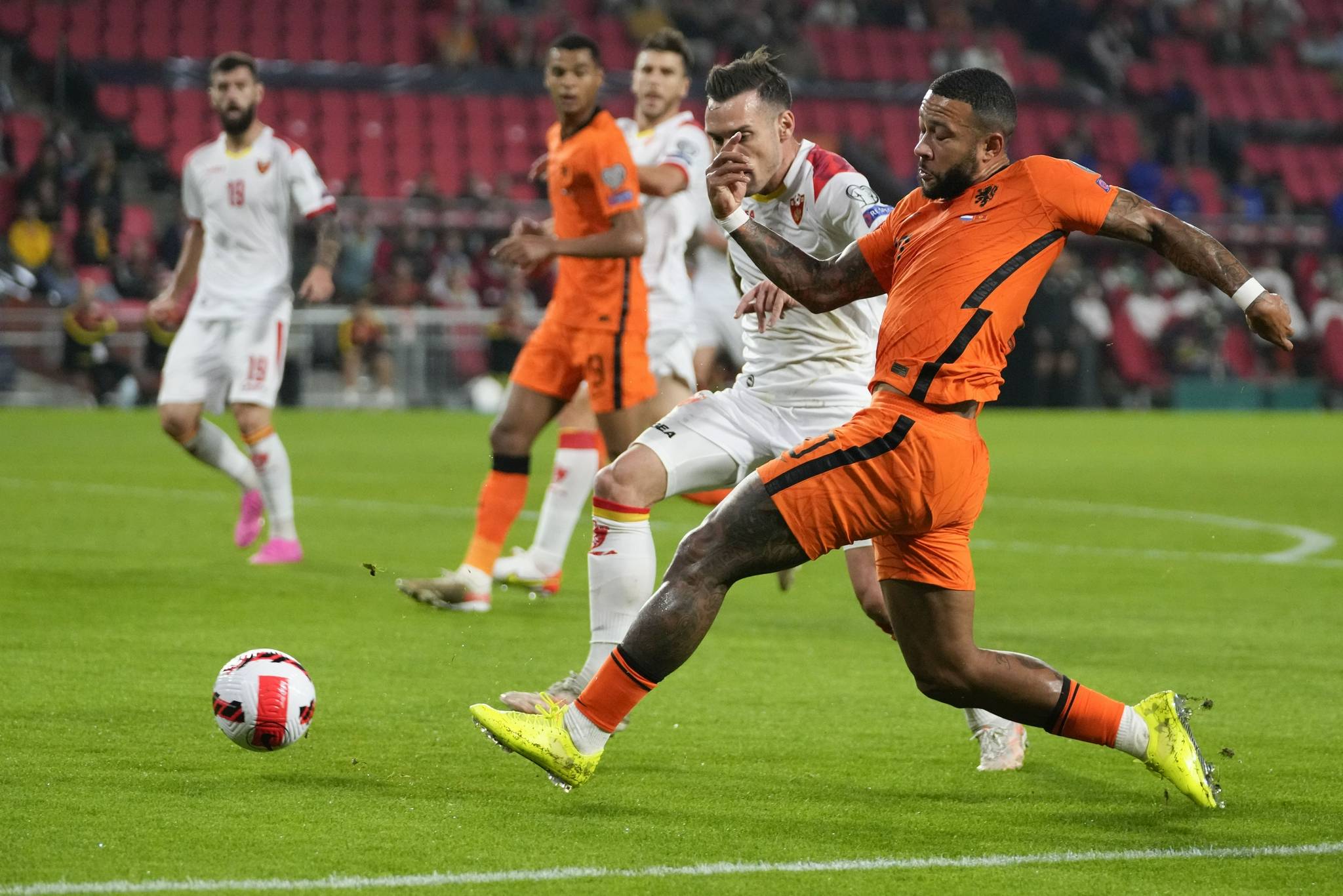 荷兰队逆转西班牙，成功晋级欧洲国家杯四分之一决赛