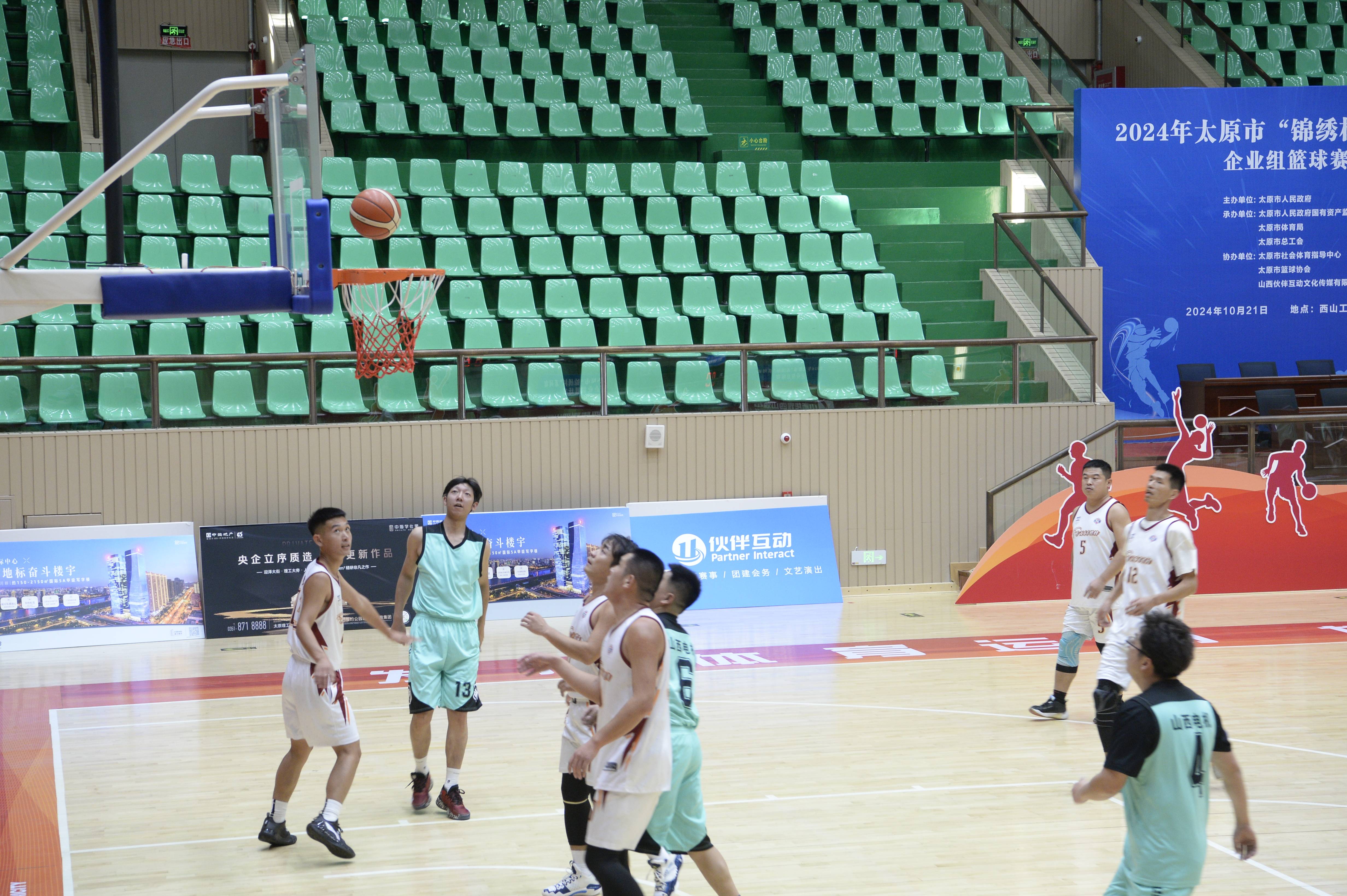 全球篮球赛事承载着球迷们的无尽热情