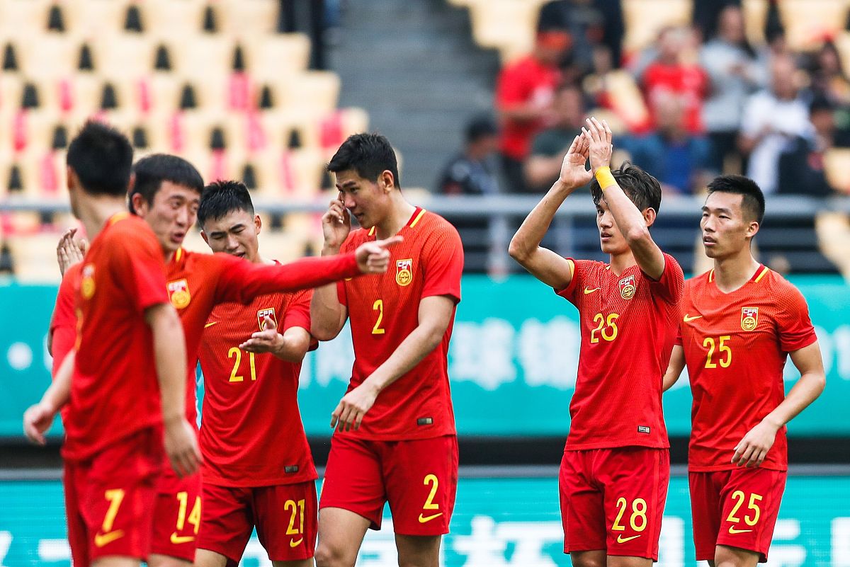 球员在训练中锲而不舍，为比赛全力以赴