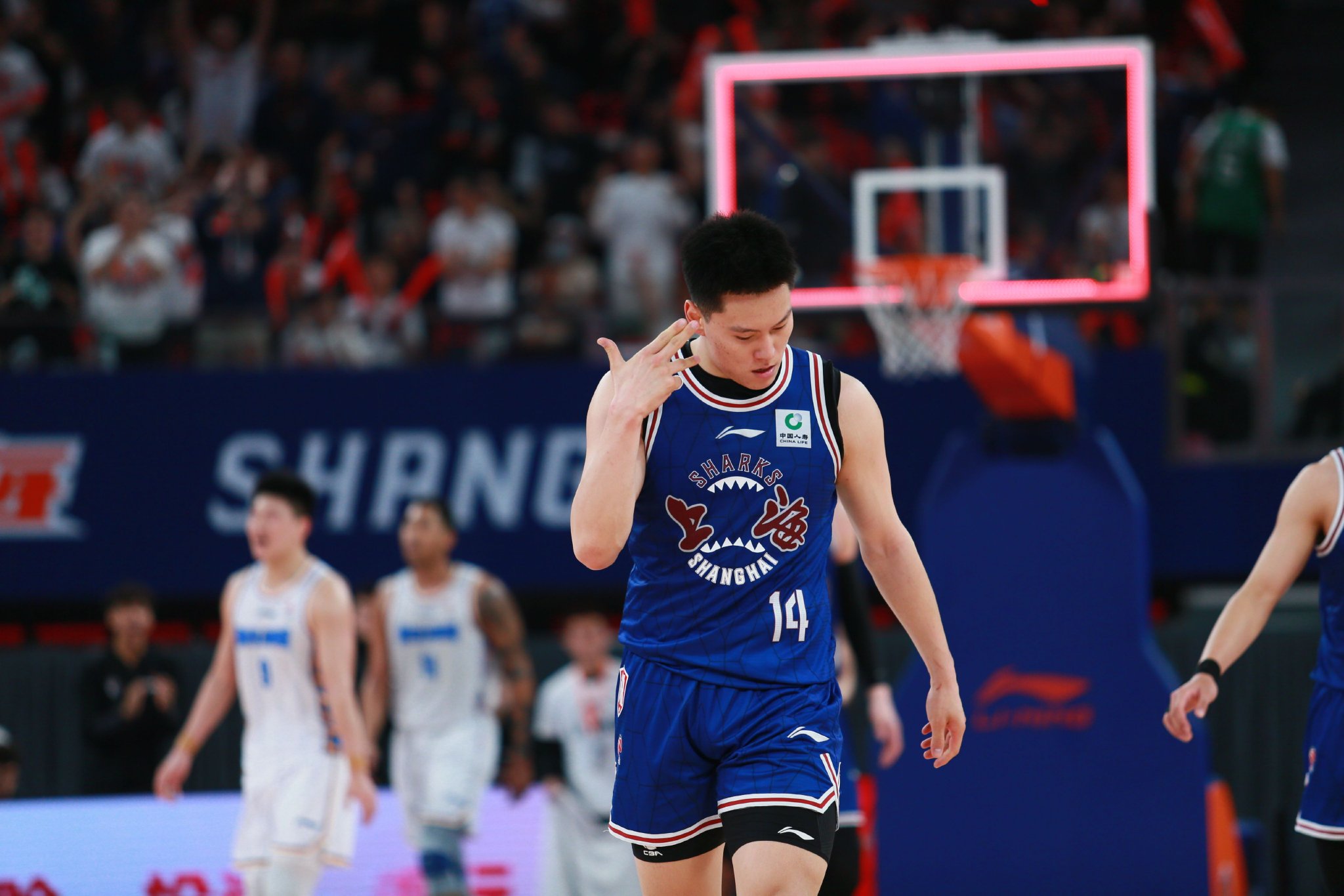上海男篮力挫强敌，展现出色表现