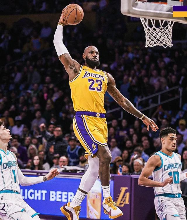 湖人胜出黄蜂,詹皇单挑全场 湖人胜出黄蜂,詹皇单挑全场