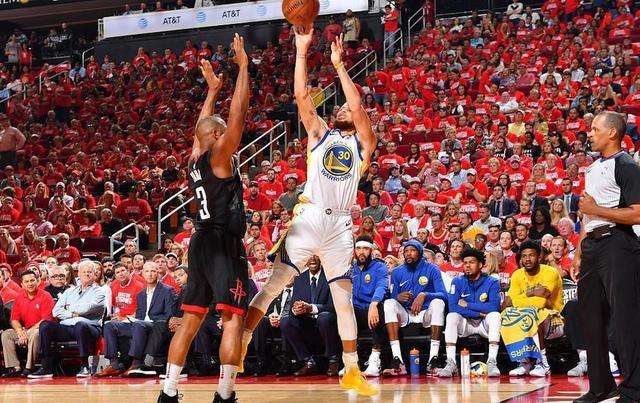 队友对阵:友谊毫无留情地比拼 队友对阵:友谊毫无留情地比拼