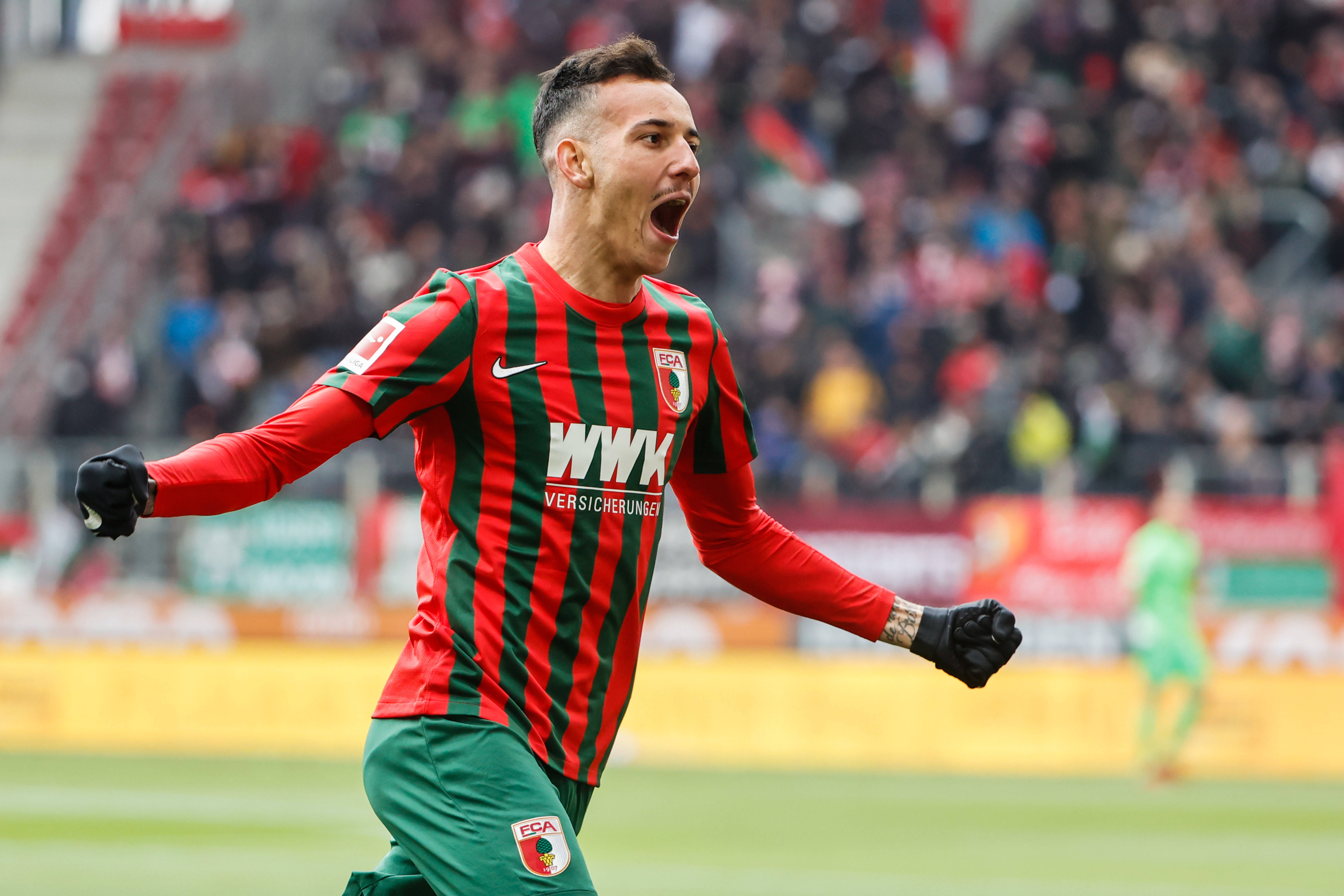 多特蒙德客场大胜奥格斯堡,止住连败 多特蒙德客场大胜奥格斯堡,止住连败