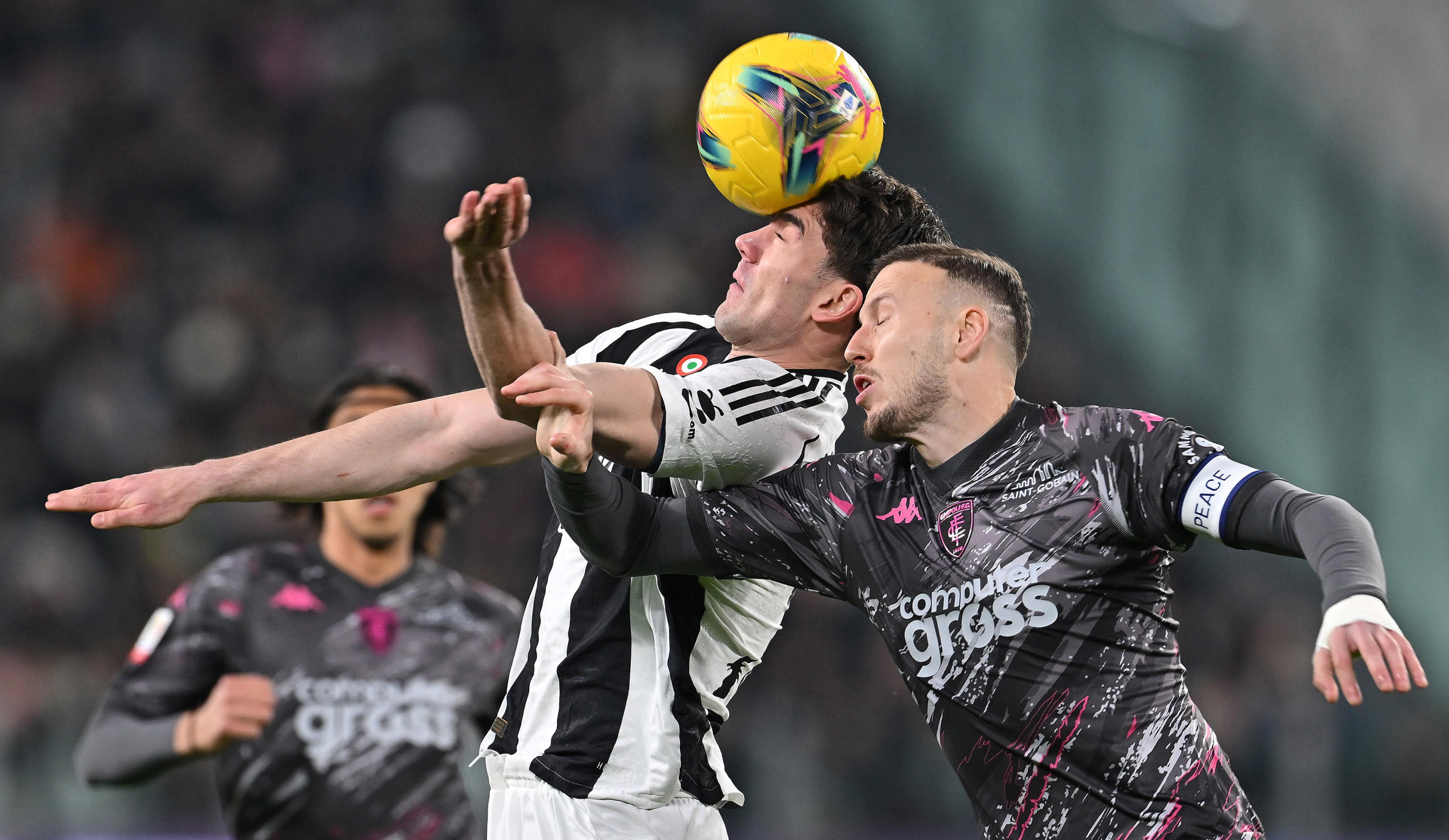 意大利顶级足球联赛的激烈竞争,谁能夺得最终胜利? 意大利顶级足球联赛的激烈竞争,谁能夺得最终胜利?