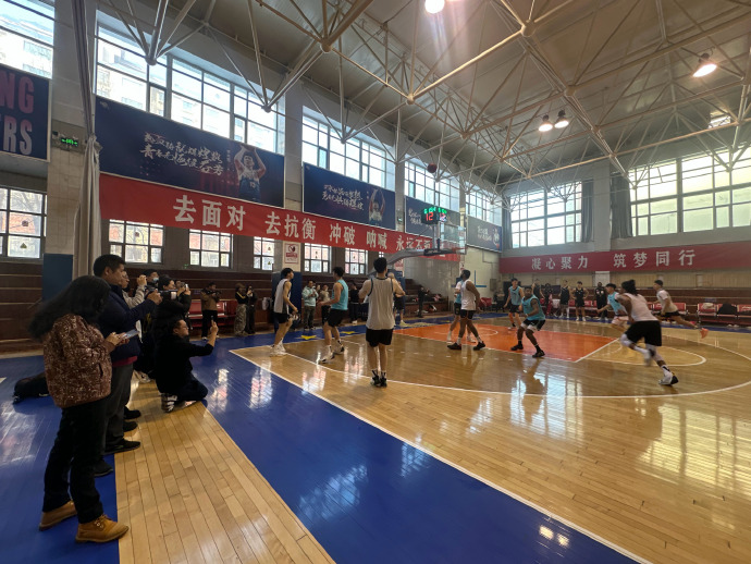 威廉希尔官网-篮球室外公共训练场举行开放日，吸引广大市民