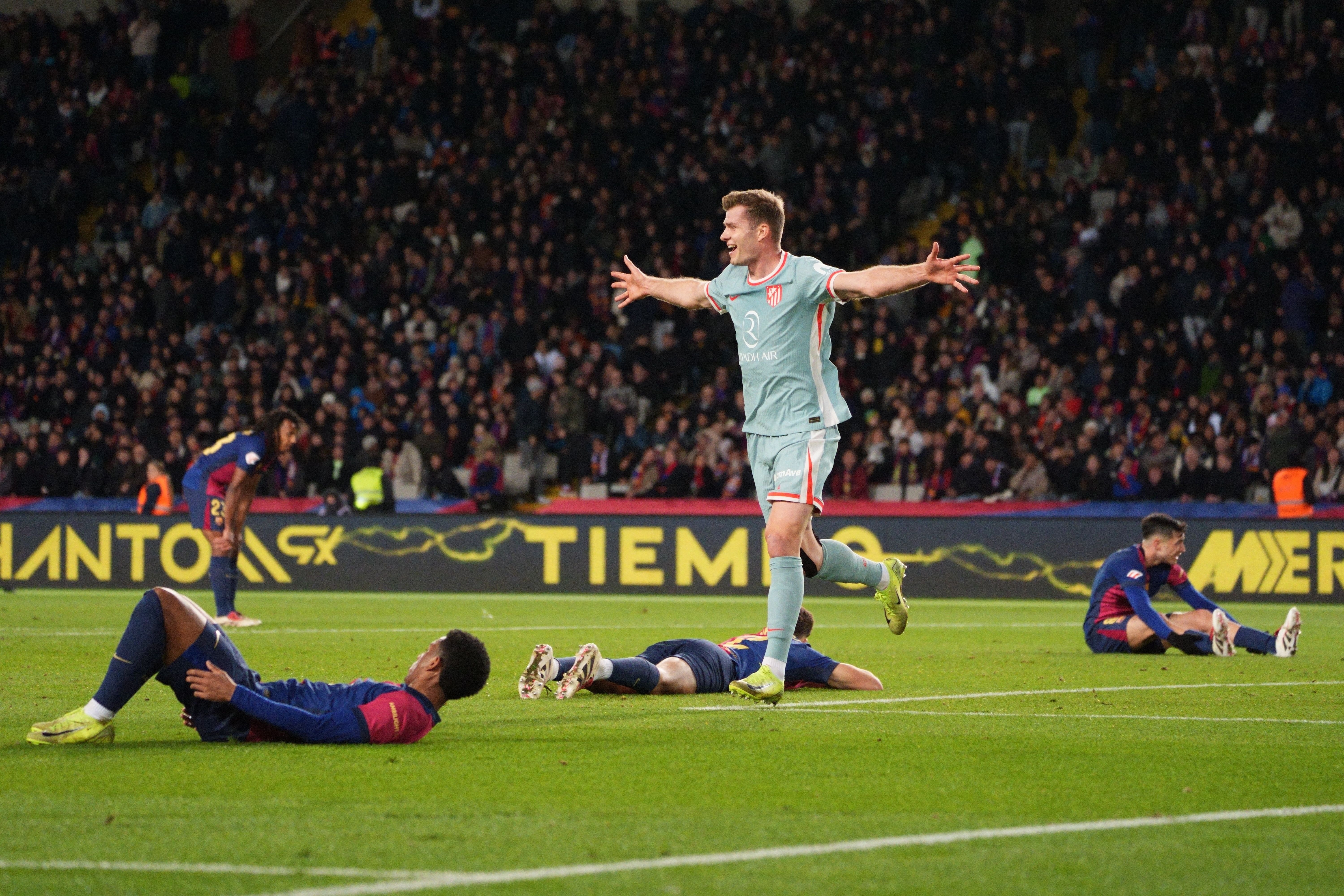 巴萨中场球员频频破门,进攻火力强劲 巴萨中场球员频频破门,进攻火力强劲