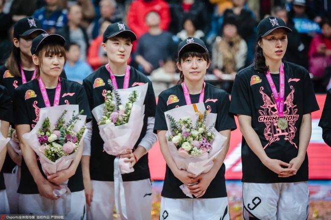 巴西女篮队员乘风破浪，夺得比赛胜利