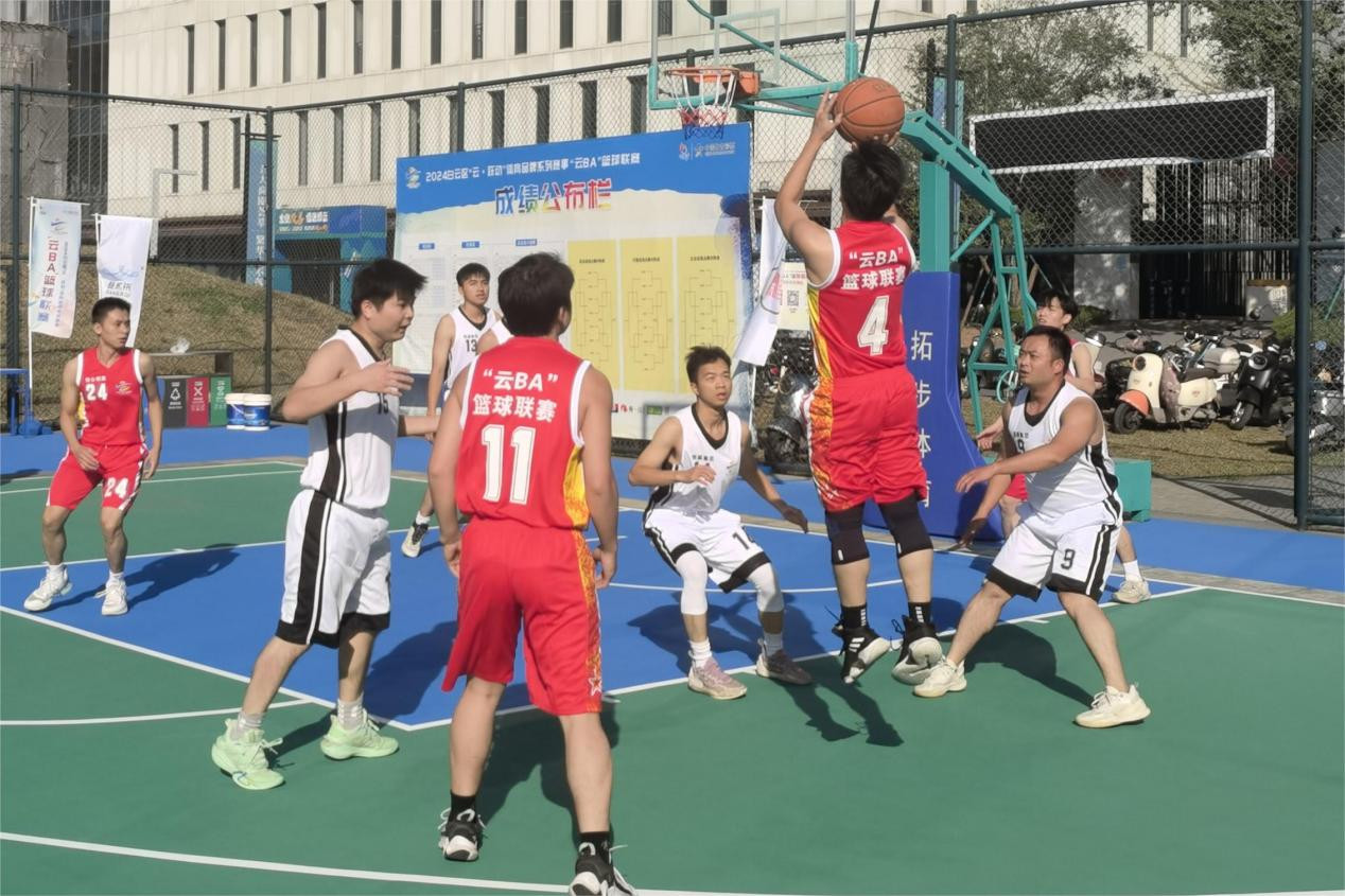 威廉希尔app-篮球比赛现场热闹非凡，队员们各显神通，精彩篮球赛事绝对过瘾