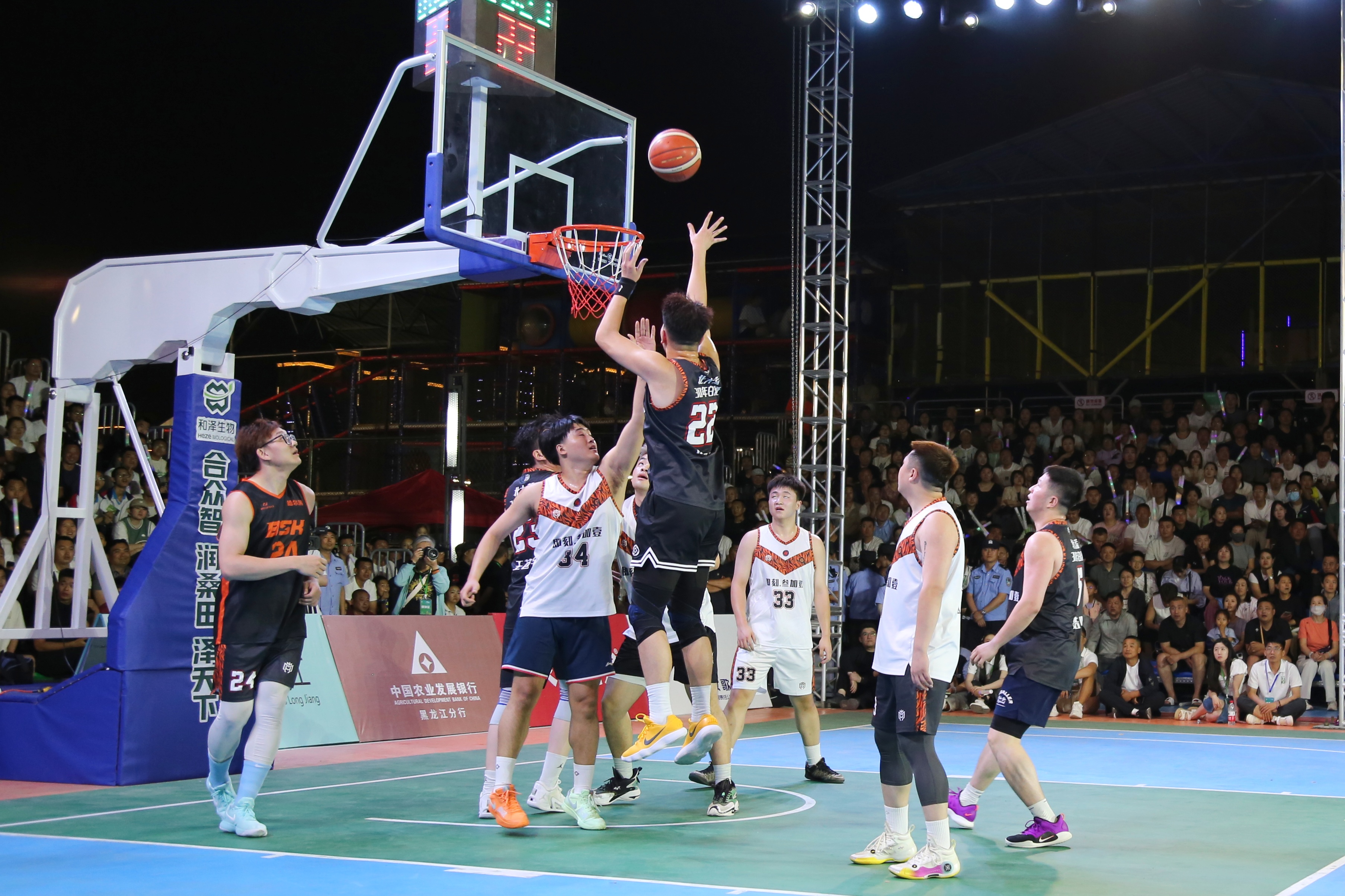 篮球比赛现场热闹非凡，队员们各显神通，精彩篮球赛事绝对过瘾